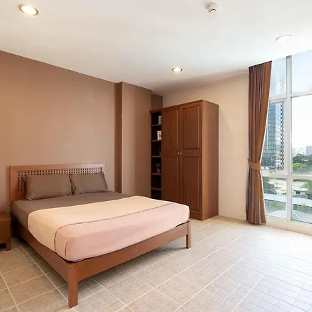 181 Ekkamai Apartment