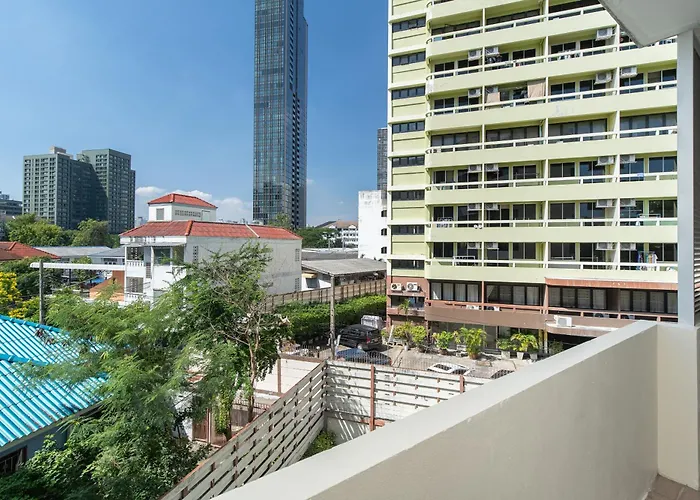 181 Ekkamai Apartment *